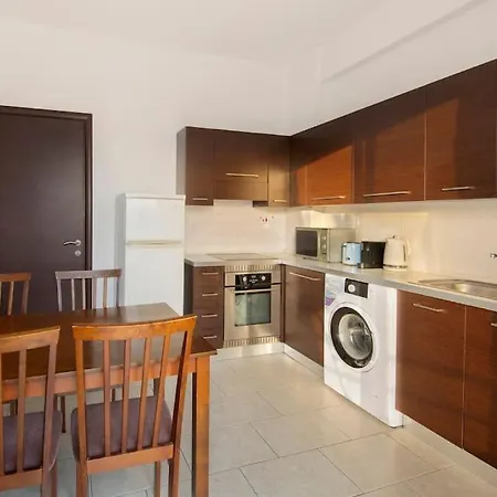 Appartement Center Floor Big Balcony 2br Close To The