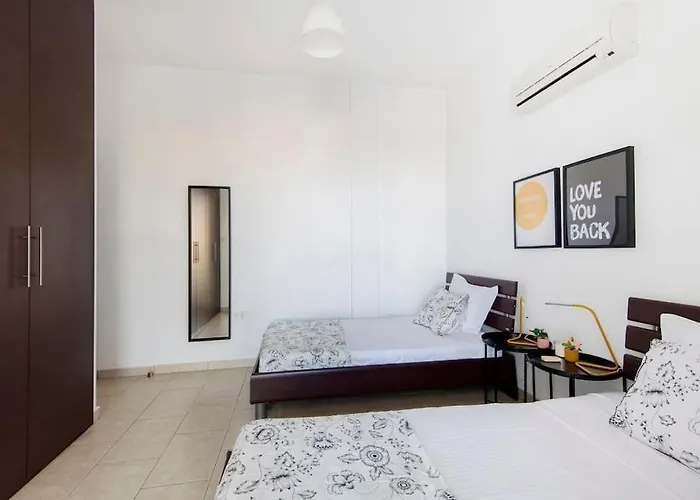 Daire Center Floor Big Balcony 2br Close To The