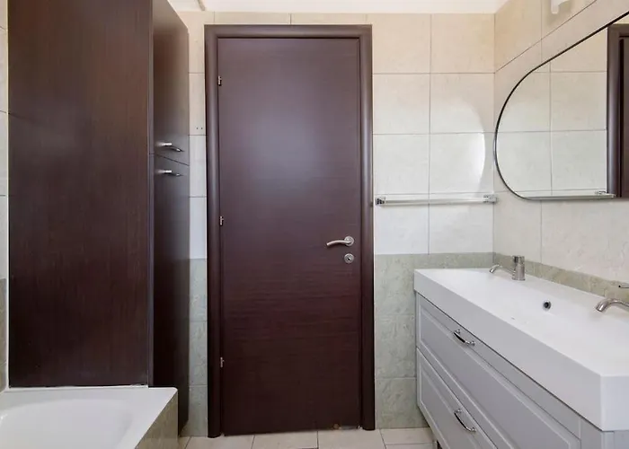 Appartement Center Floor Big Balcony 2br Close To The *