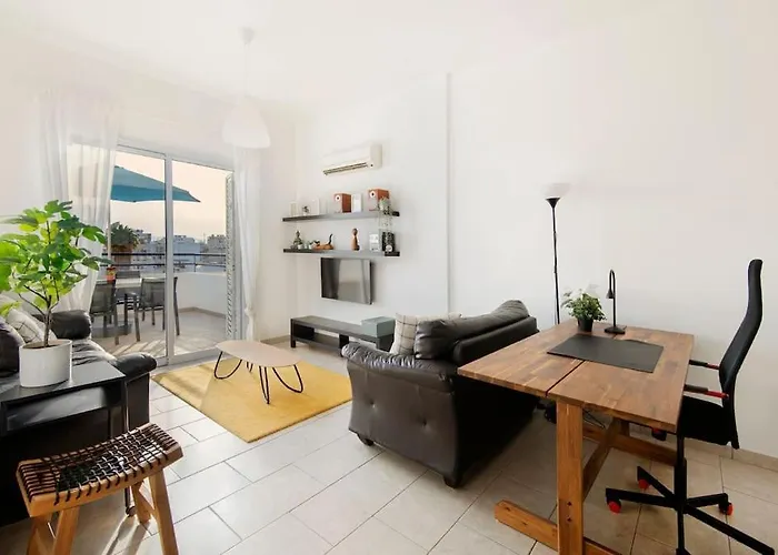 Center Floor Big Balcony 2br Close To The Appartement Larnaca